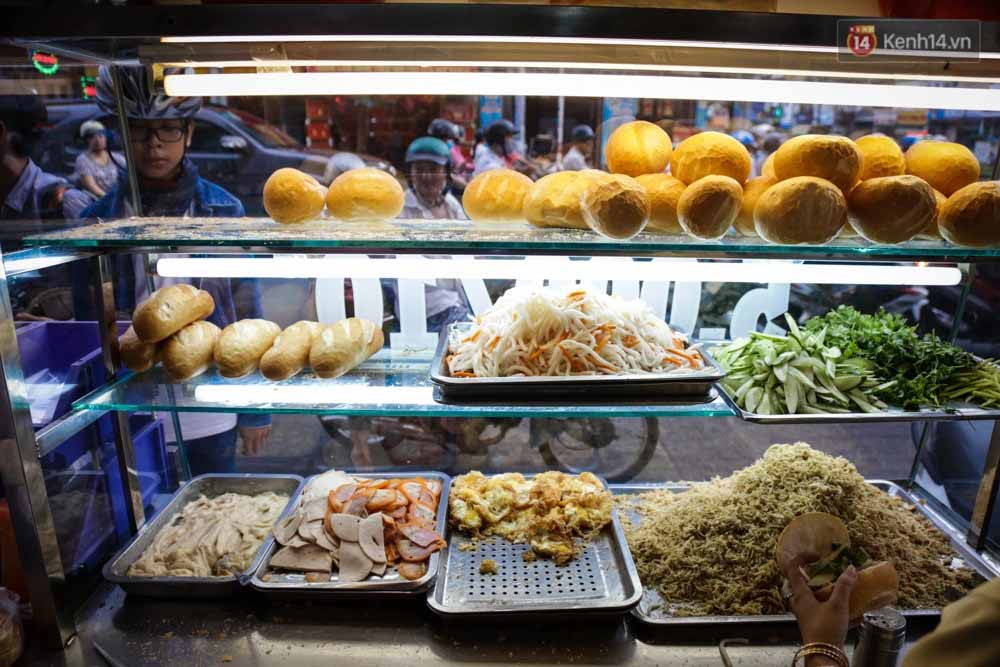 Banh my Saigon_ Street food Saigon days tour