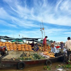 Cai be floating market