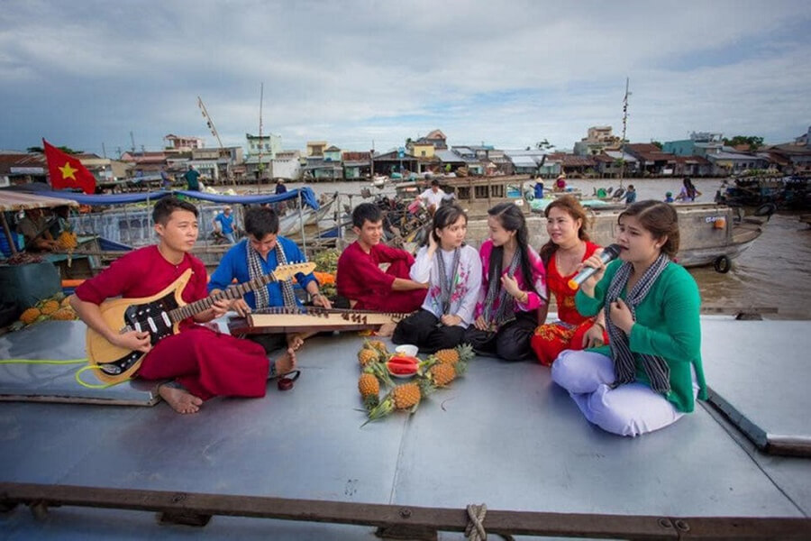 Enjoying Traditional -Don Ca Tai Tu- Music at Cai Rang Floating Market