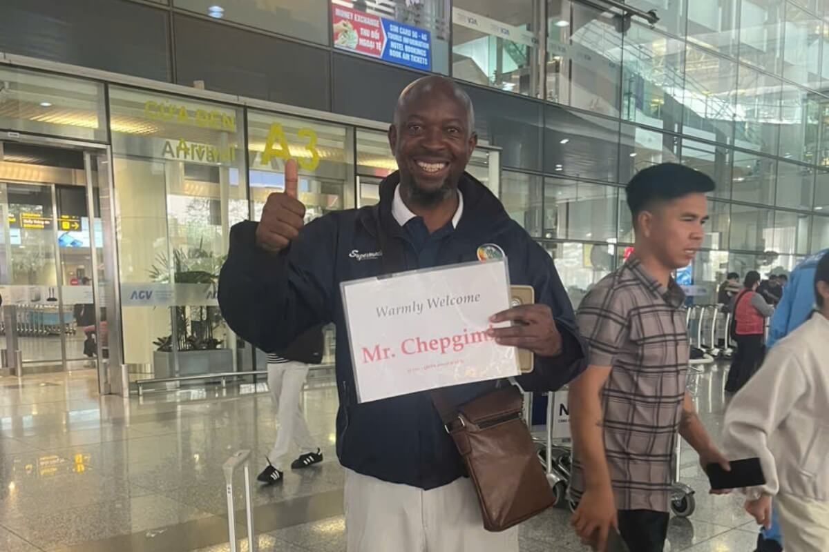 Happy Travelers Of Saigon Local Tour At Tan Son Nhat Airport