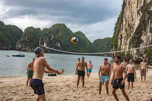 Play Volleyball in Halong Bay - Saigon tourist