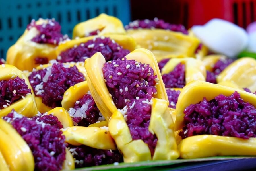 Sticky Rice with Coconut Milk & Mung Bean - must-try food in mekong delta