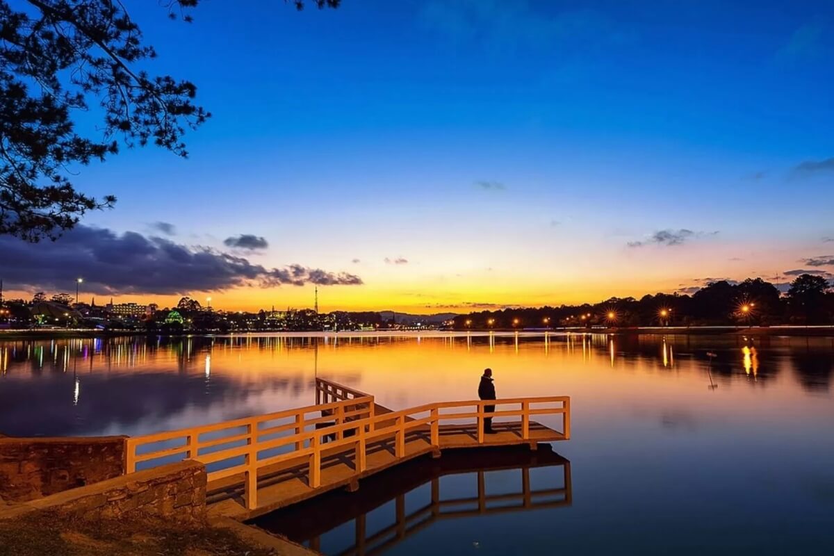 Stroll Around Xuan Huong Lake at Sunrise or Sunset