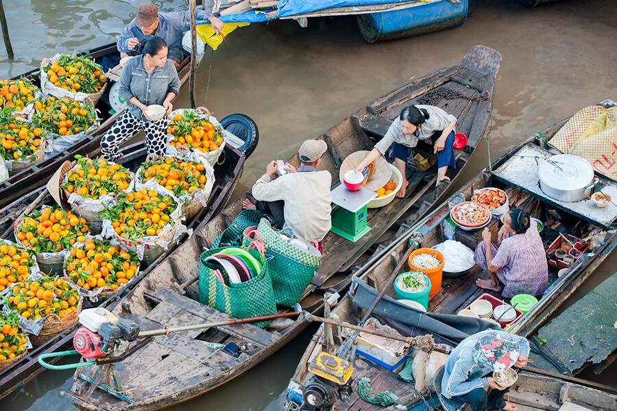 What are the must-try dishes when visiting to Cai Be Floating Market-