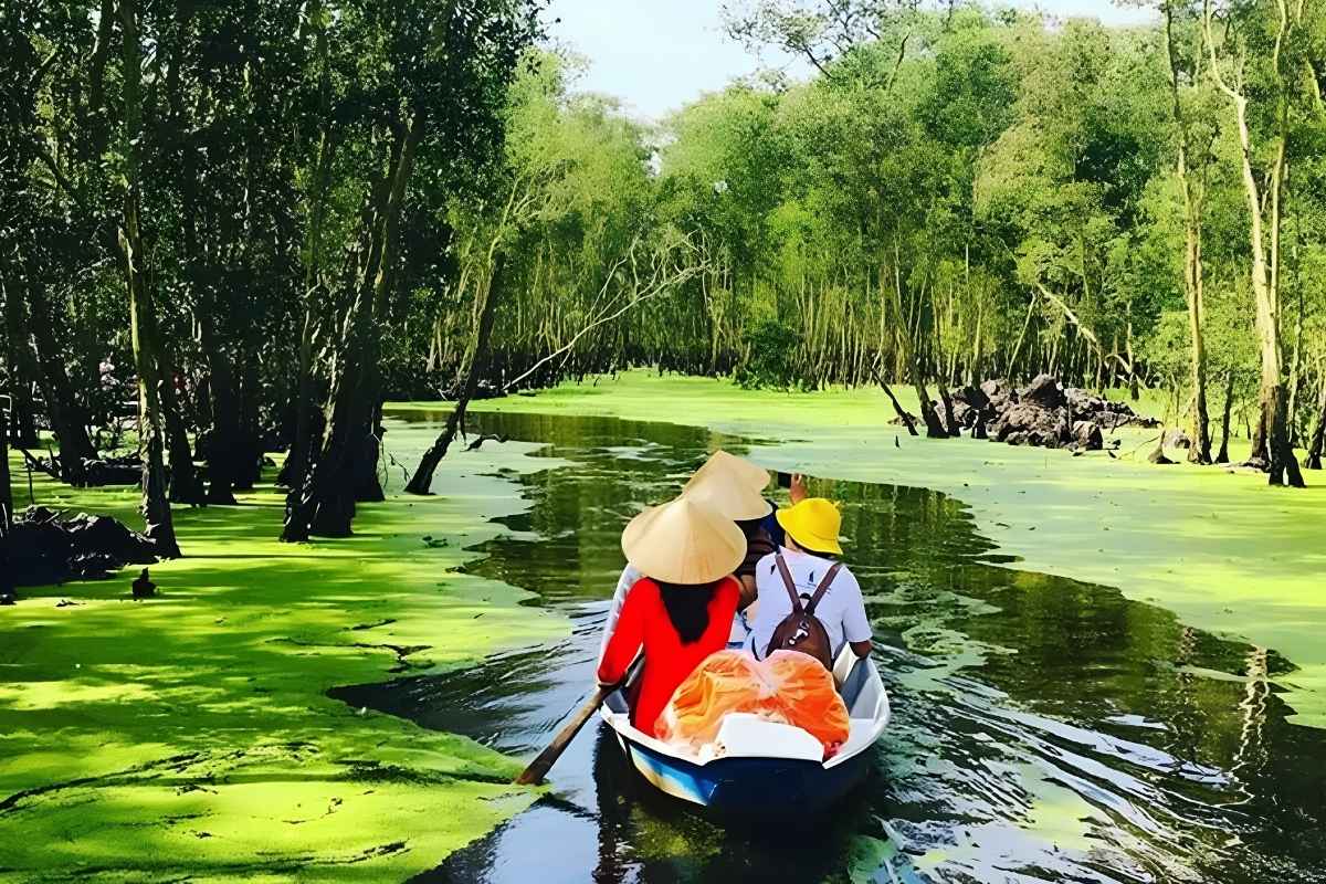 What to Expect During a Sampan Ride