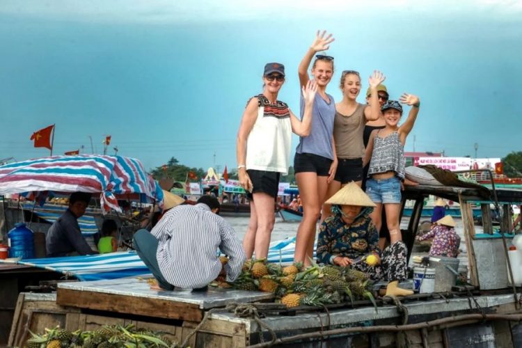 cai be floating market in mekong delta