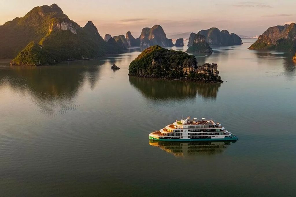 chill out in Halong Bay Cruise
