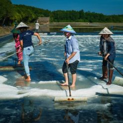 learn about the salt-making profession of the Thieng Lieng island