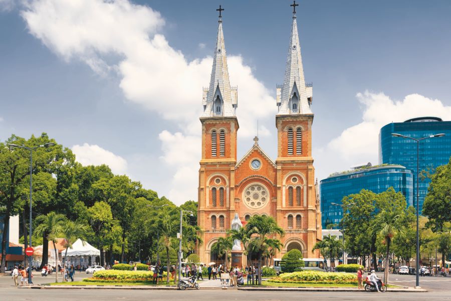 notre dame cathedral hop on hop off bus in saigon