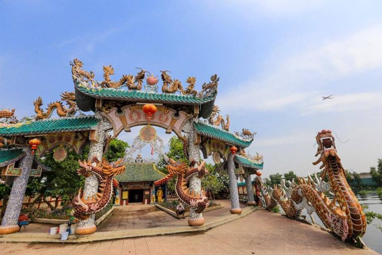 phu chau floating temple - dragon floating temple