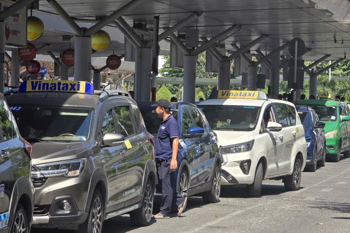 taxi from ho chi minh airport to district 1