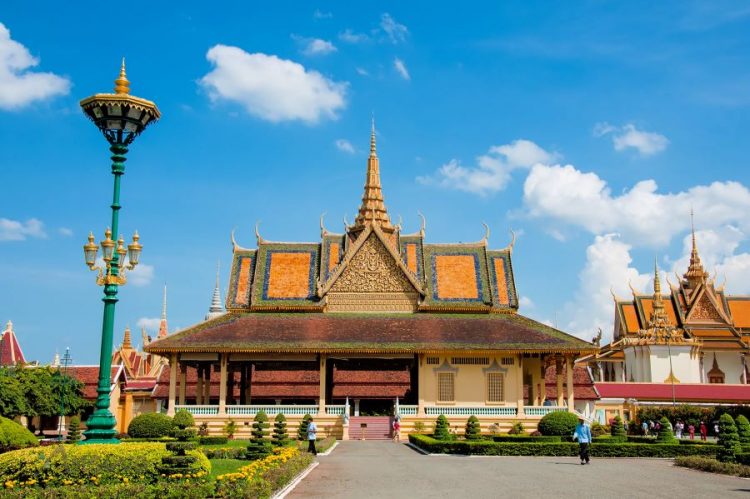 the royal palace in phnom penh