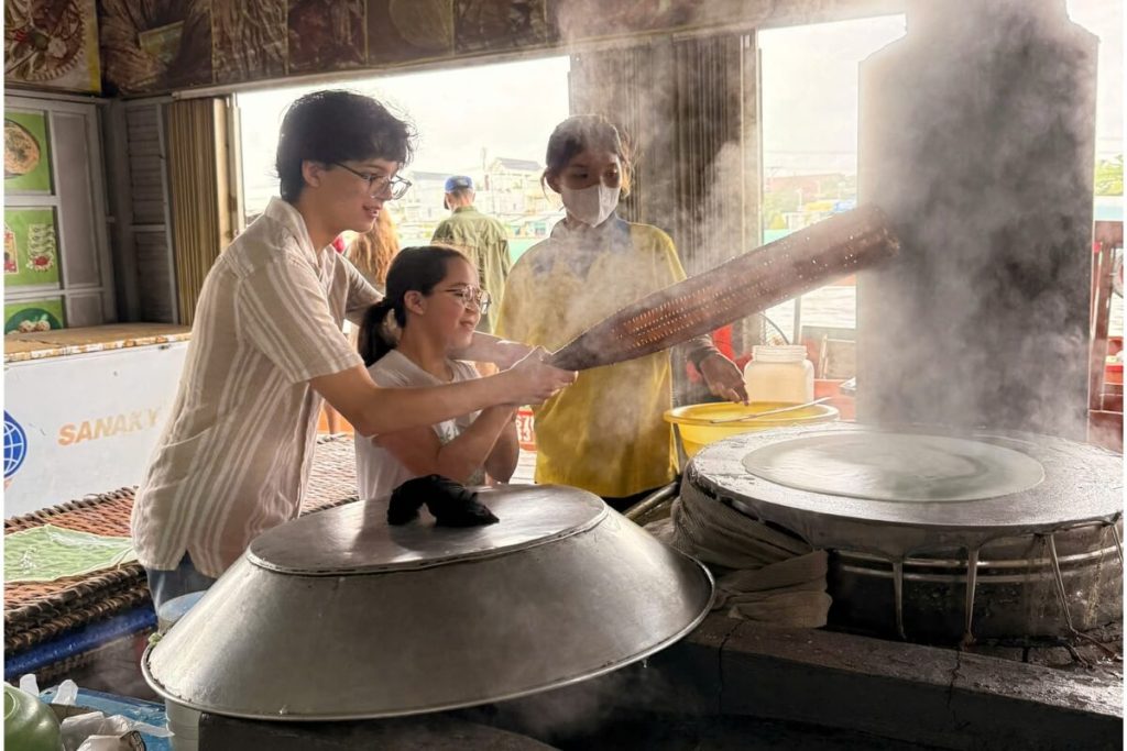 try to make “ Vietnamese Bánh xèo” in Mekong Delta Trip 2 Days